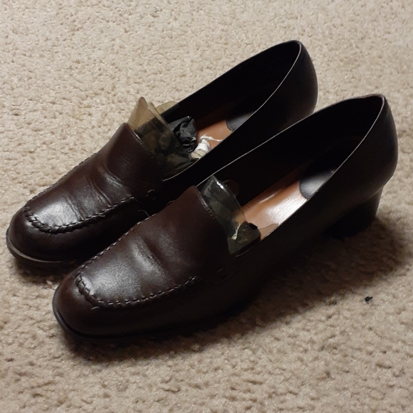 2 pairs of low heel shoes for $15 each - Picture 4 of 4
